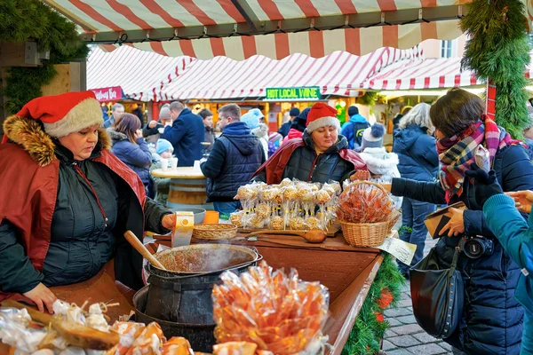 Domácí a horké cukroví prodávající na vánočním trhu v Rize — Stock fotografie