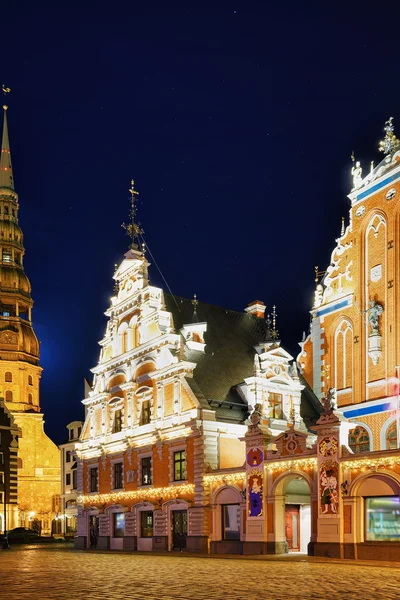 Casa de los Blackheads durante la noche en Riga —  Fotos de Stock