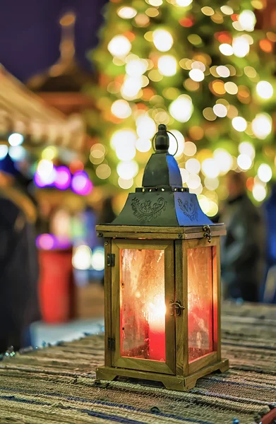 Lanterne avec la bougie à l'intérieur au marché de Noël de Riga — Photo