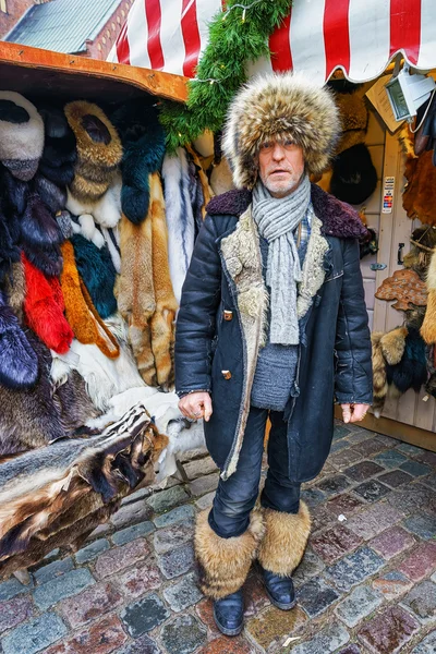 Letse man gekleed in bont kleding op de kerstmarkt van Riga — Stockfoto