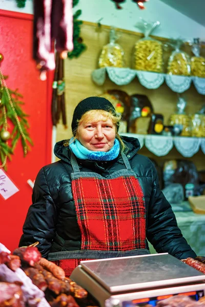 Mulher letã vendendo guloseimas tradicionais no mercado de Natal de Riga — Fotografia de Stock
