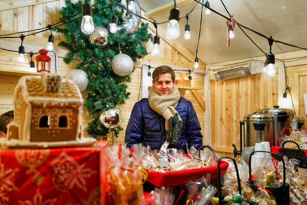 Мужчина продает горячие напитки и имбирный хлеб на Рождественской ярмарке — стоковое фото