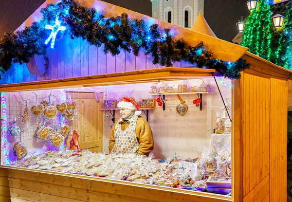 Muž, který prodává perníkové předměty na vánočním trhu Vilnius — Stock fotografie