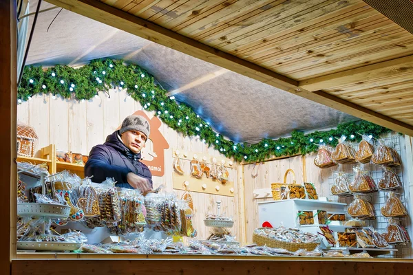 Hombre vendiendo productos de jengibre en el Mercado de Navidad de Vilna — Foto de Stock