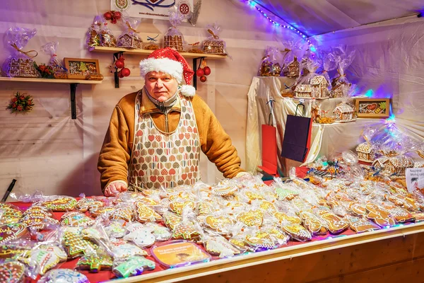 Mann verkauft Lebkuchen auf Vilnius-Weihnachtsmarkt — Stockfoto