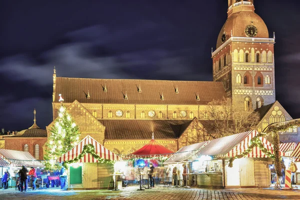 Nachtzicht op de kerstmarkt op het kathedraalplein van Riga — Stockfoto