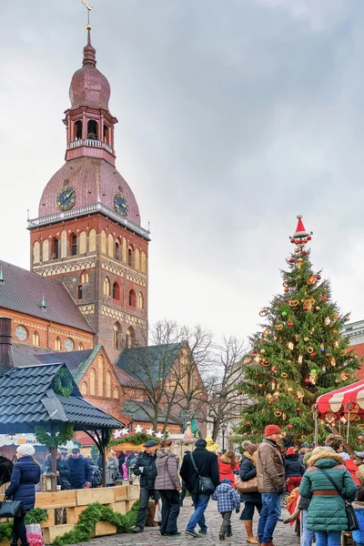 As pessoas gostam de celebrações no mercado de Natal em Riga — Fotografia de Stock