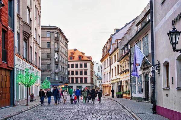 Gente caminando por el casco antiguo de Riga — Foto de Stock