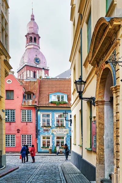 People walking around the old town of Riga — Stock Photo, Image