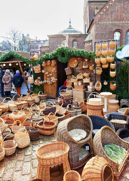 Stand mit verschiedenen Weidenkörben auf dem Rigaer Weihnachtsmarkt — Stockfoto