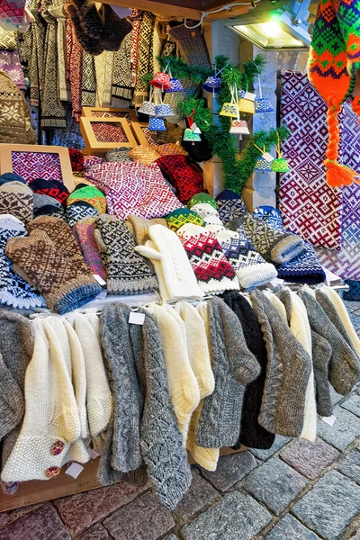 Empate com luvas e meias quentes no Mercado de Natal de Riga — Fotografia de Stock