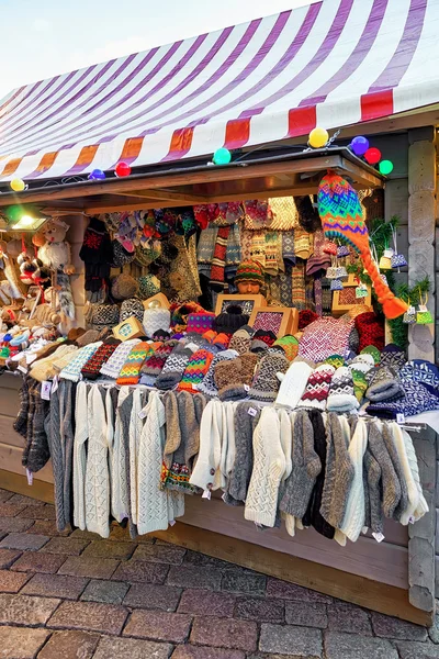 Kraam met warme sokken en handschoenen op de kerstmarkt van Riga — Stockfoto