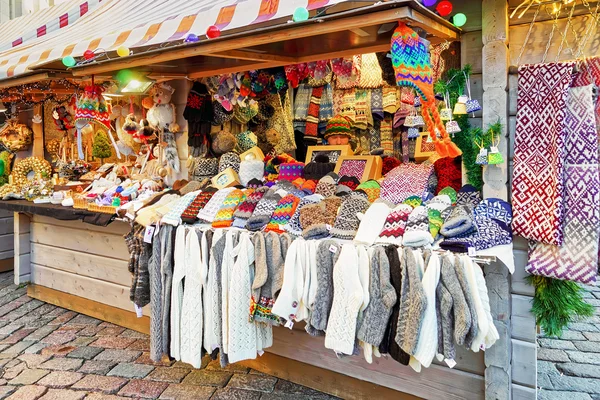 Kraam met warme sokken en wanten op de kerstmarkt van Riga — Stockfoto