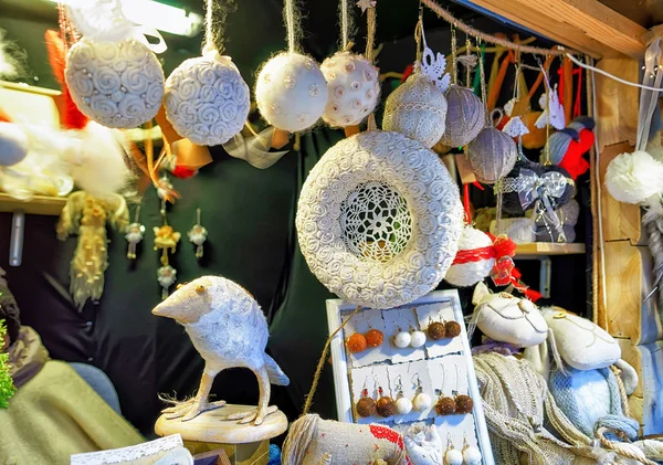 Fehér kézzel készített szuvenírek az istállóban a rigai karácsonyi ünnepek alatt — Stock Fotó