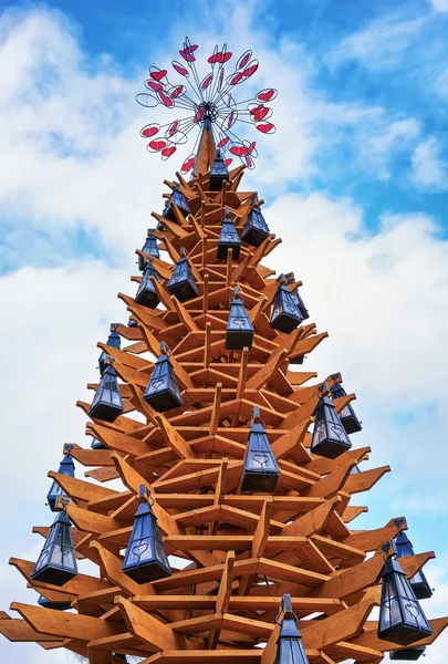 Houten kerstboom overdag in het centrum van Riga — Stockfoto