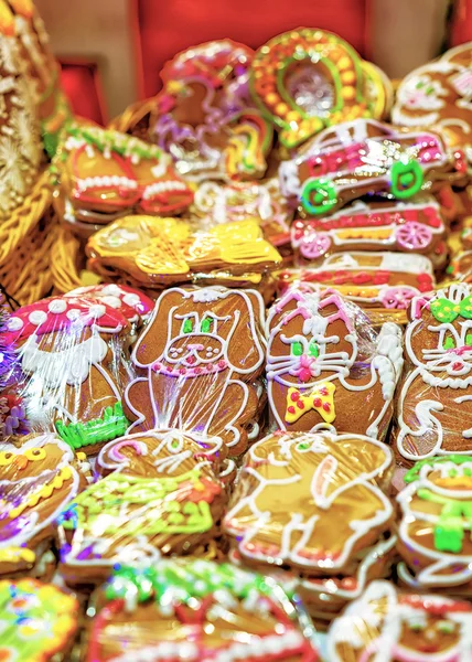 Barevné perníčky s polevou v Rize vánoční trh — Stock fotografie