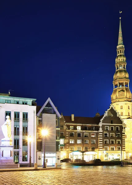 Vista nocturna en la plaza del Ayuntamiento de Riga — Foto de Stock