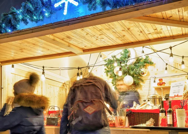 Люди ищут праздничные товары и сувениры на Рождественском рынке — стоковое фото