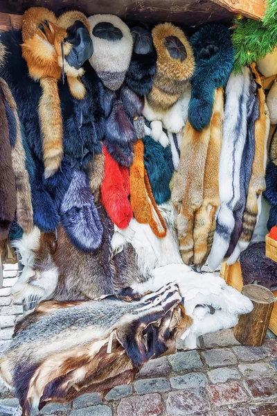 Stall med animaliska hud produkter på Rigas julmarknad — Stockfoto