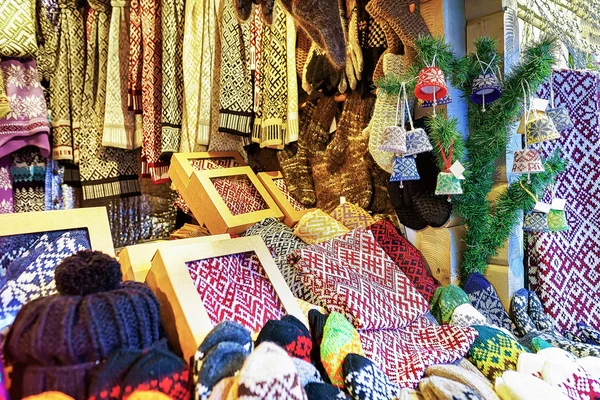 Warme Fäustlinge und Socken auf dem Rigaer Weihnachtsmarkt — Stockfoto