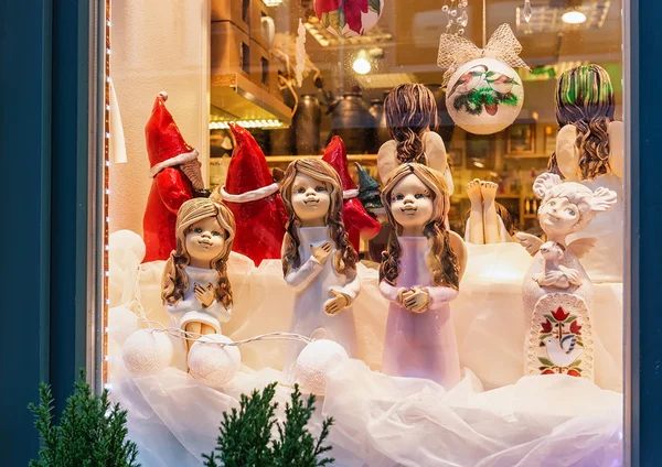 Estatuas de ángel en el escaparate de Navidad Riga — Foto de Stock