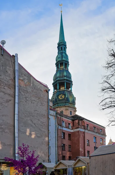 Vista de baixo para cima sobre a igreja de São Pedro em Riga — Fotografia de Stock