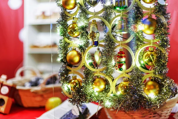 Estacionamiento luminoso con decoraciones de árboles de Navidad en el Mercado de Navidad de Vilna —  Fotos de Stock