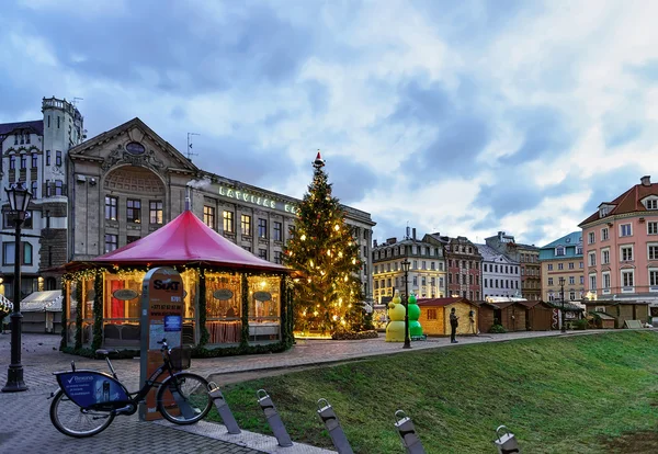 Kerstmarkt in Riga Cathedral square in de schemering — Stockfoto