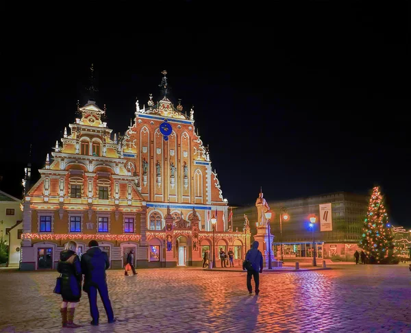 Arbre de Noël à la Maison des points noirs à Riga la nuit — Photo