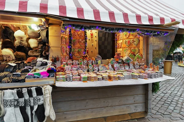 Kleurrijke gingerbreads kraam met diverse suikerglazuur op Riga kerstmarkt — Stockfoto