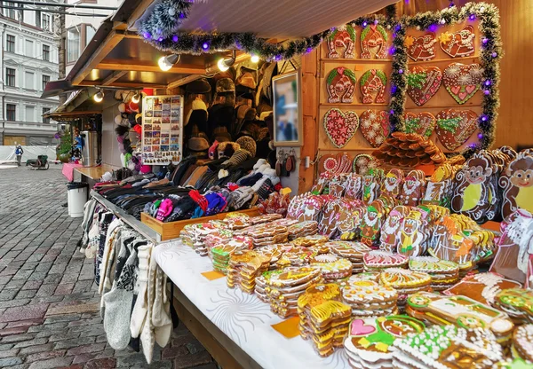 Renkli gingerbreads durak ile buzlanma Riga Noel pazarında