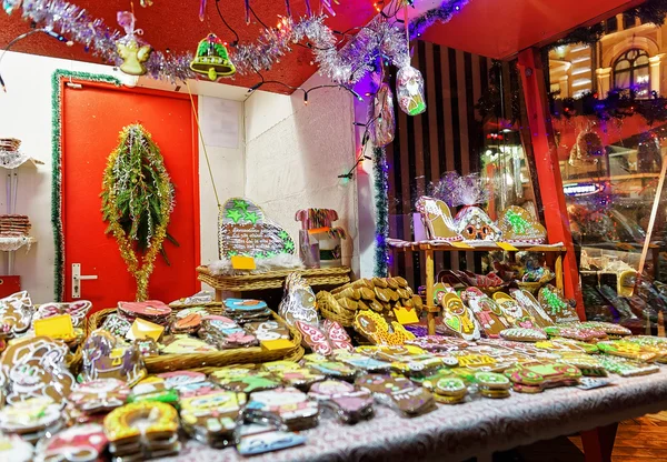 Pães de gengibre coloridos com cobertura no mercado de Natal de Riga — Fotografia de Stock