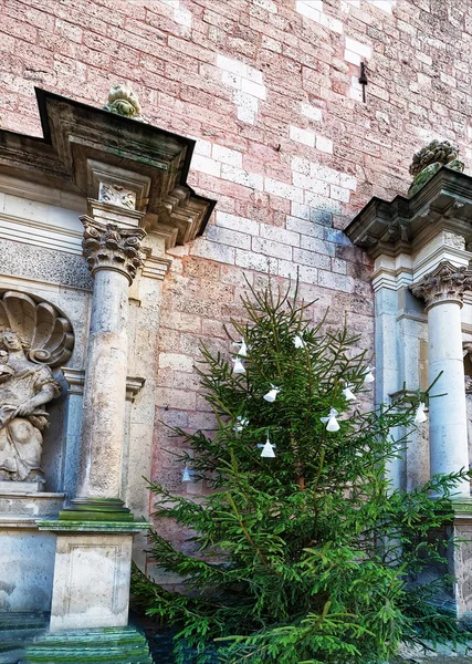 Fragmento da catedral de São Pedro e árvore de Natal em Riga — Fotografia de Stock