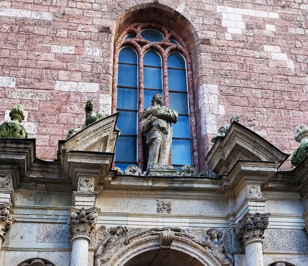 Fragment de l'église Saint-Pierre dans la vieille ville de Riga — Photo