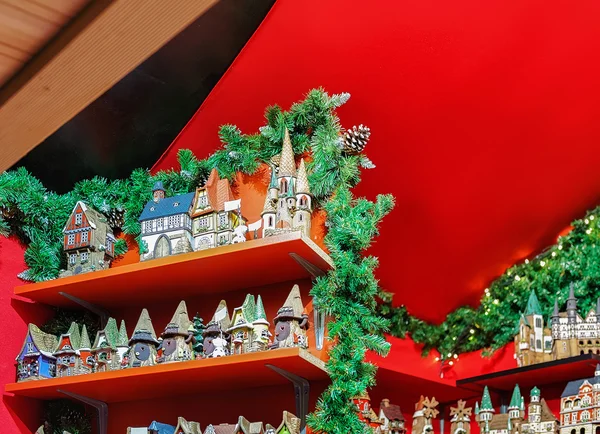 ヴィリニュスのクリスマス マーケットで手作りのセラミック住宅 — ストック写真