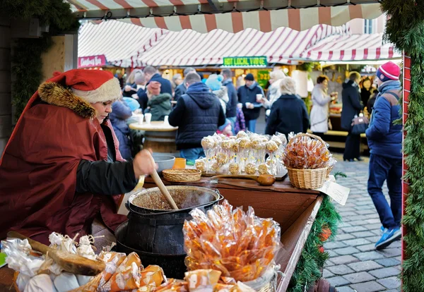 Zelfgemaakte snoepjes worden verkocht op Riga kerstmarkt — Stockfoto