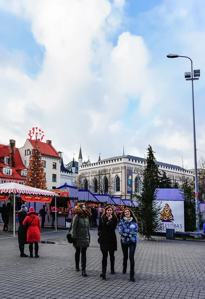 Mercado de personas y Navidad en la plaza Livu de Riga —  Fotos de Stock