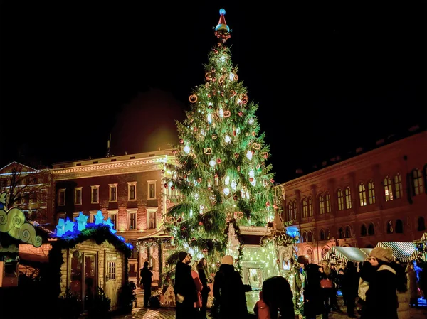 Mensen en kerstboom op de markt in Riga Dome vierkante — Stockfoto