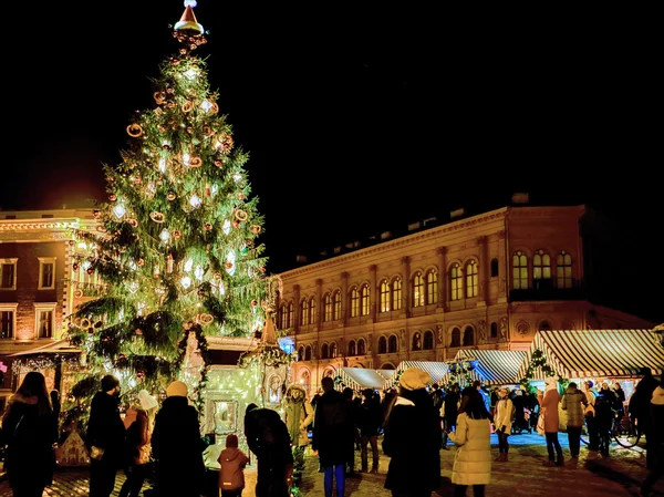 Gente y árbol de Navidad en el mercado en la plaza Riga Dome —  Fotos de Stock