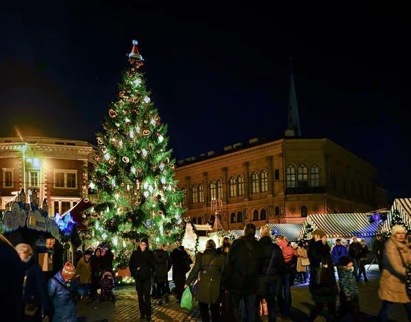 Люди и елка на рынке Рижской Домской площади — стоковое фото