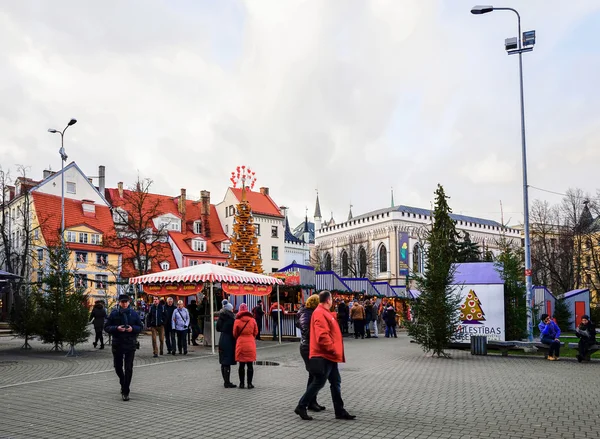 Pessoas no mercado de Natal na Praça Livu de Riga — Fotografia de Stock