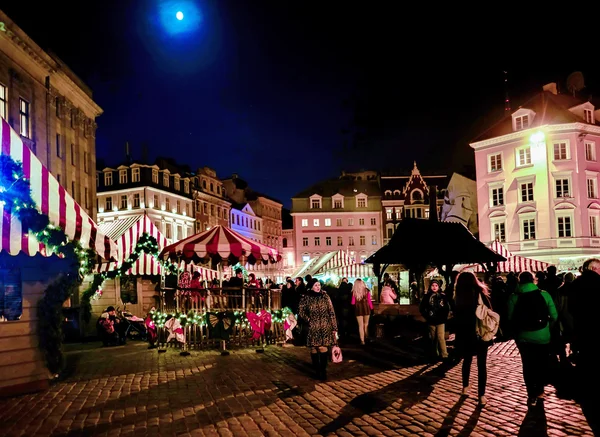 People at Christmas market in Riga at night — Stock Photo, Image