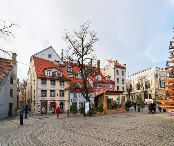 Persone in piazza Livu sul mercato di Natale di Riga — Foto Stock