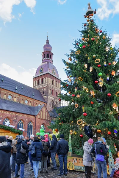 Mensen in de buurt van Christmas Tree at Christmas Market in Riga — Stockfoto