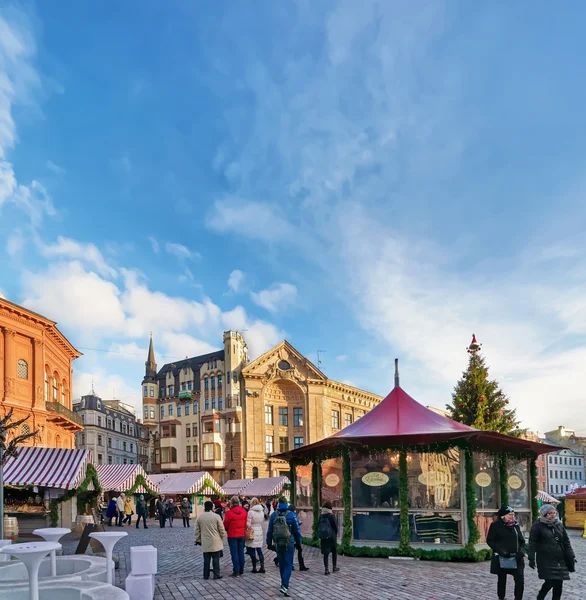 Persone che passeggiano al mercatino di Natale in piazza della Cattedrale di Riga — Foto Stock