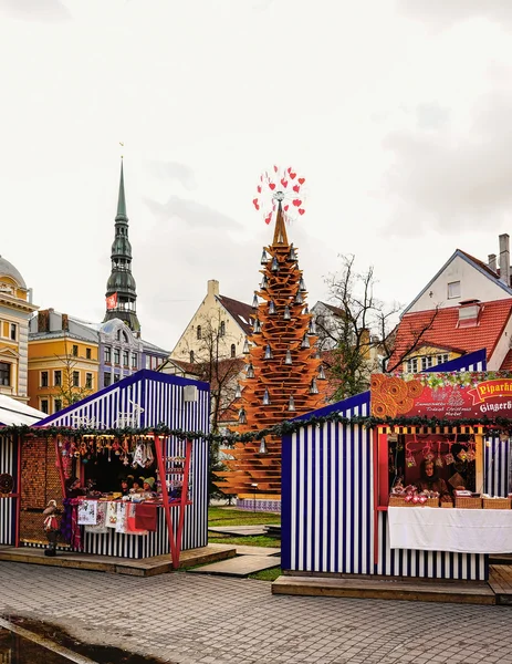Mercado de Natal de Riga com campanário da Igreja de São Pedro — Fotografia de Stock