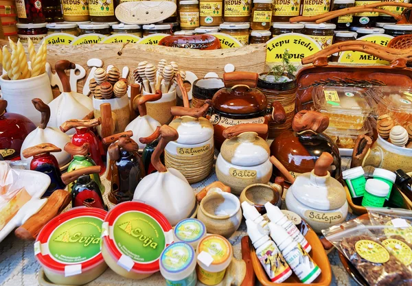 Stall com cerâmica e produtos de mel no mercado de Natal de Riga — Fotografia de Stock