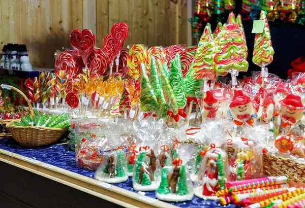 Stand mit bunten Bonbons auf Weihnachtsmarkt in Vilnius — Stockfoto