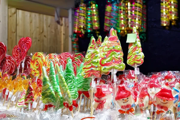 Stand mit bunten Bonbons auf Weihnachtsmarkt in Vilnius — Stockfoto