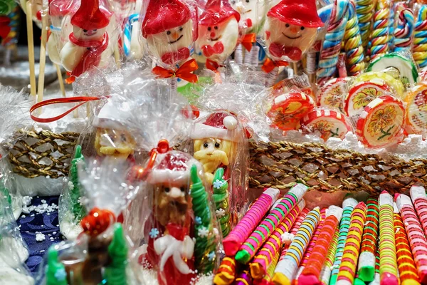 Stand mit bunten Bonbons auf Weihnachtsmarkt — Stockfoto